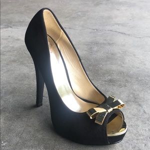 Delicious Women’s Gold Bow Platform Pumps in Black